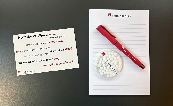 Merch med Studieskolens logo